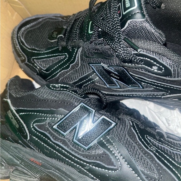 New balance triple black WORN ONLY ONCE WILL CHANGE PRICES IF ASKED